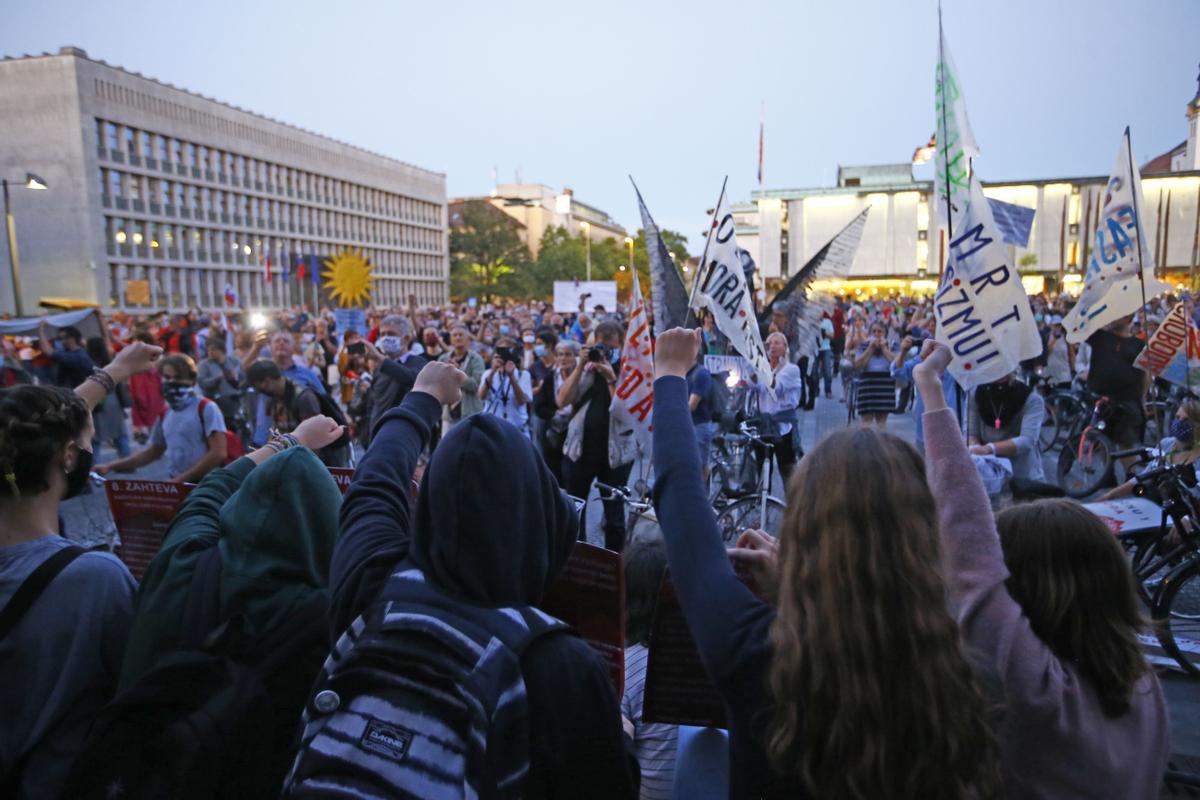 Vodja protestov na Trgu republike Jenull: “Vem, da je veliko ljudi, ki se sprašuje, ali ima to kakšen smisel. Že 20 petkov smo na ulicah, pa vlada še ni odstopila. Zaradi pritiska, ki se ustvarja tudi s protesti, je vlada prisiljena vleči vedno bolj in bolj absurdne poteze. Vedno bolj in bolj je jasno, da ne vedo, kaj delajo in da so obupani”