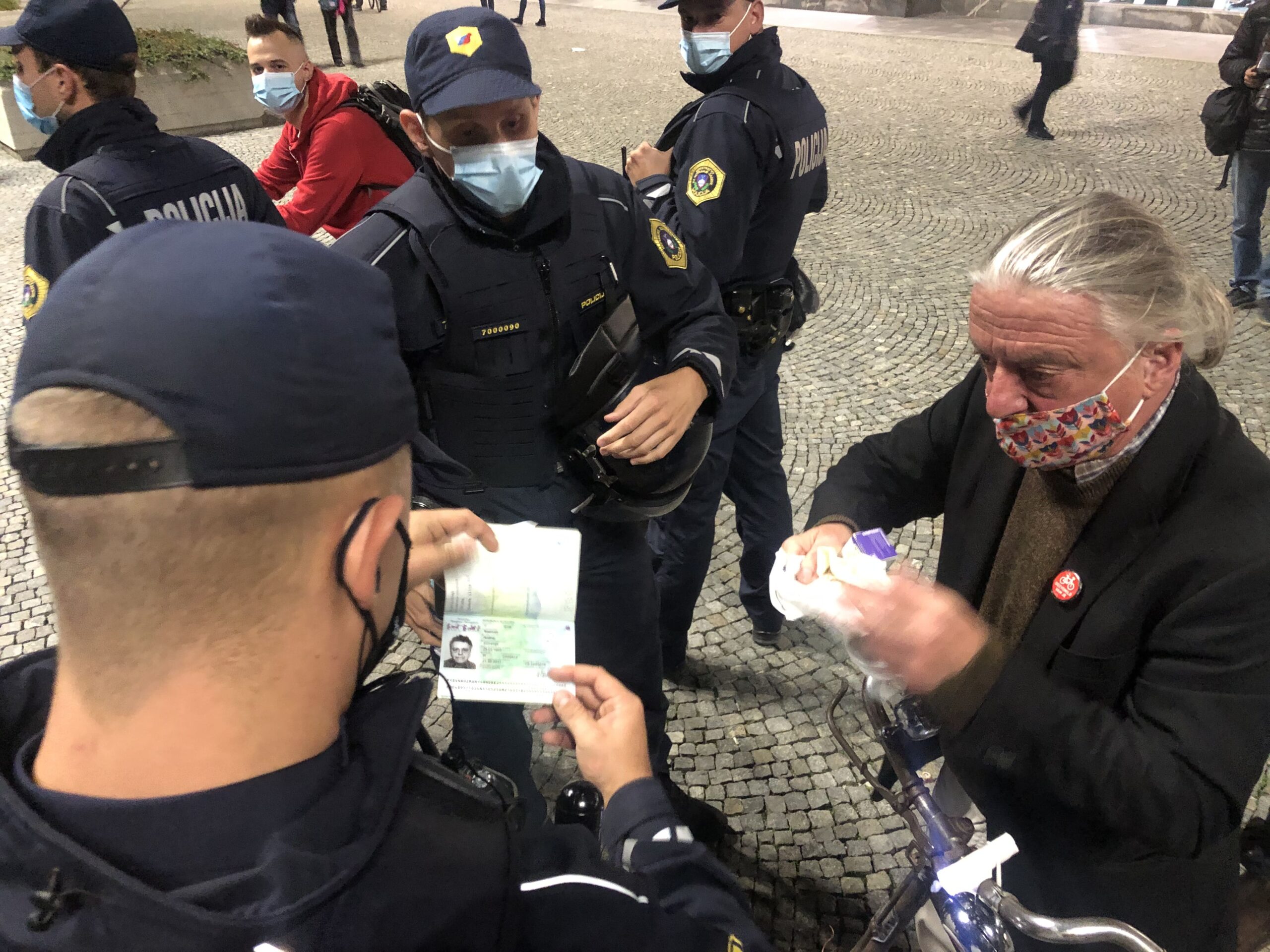 (VIDEO) 25. protesti proti vladi Janeza Janše – Policija serijsko popisuje protestnike! Popisali tudi pisateljico in aktivistko Svetlano Makarovič… Prve aretacije!