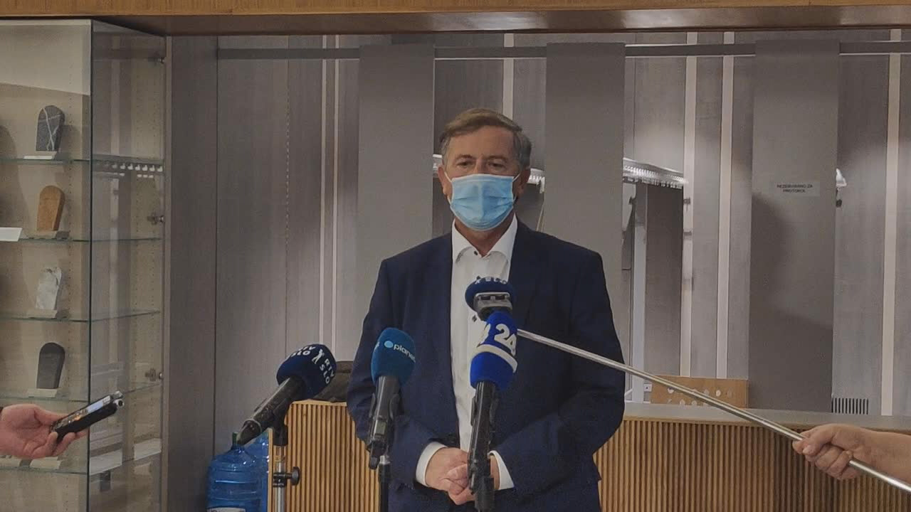 (VIDEO) Karl Erjavec v elementu: “Odkar sem odšel iz politike je vse narobe” –  DeSUS pa naj bi v kratkem dobil ponudbo za pogovore o sodelovanju v koaliciji ustavnega loka, Erjavcu pa naj bi za prestop ponujali celo vodenje vlade