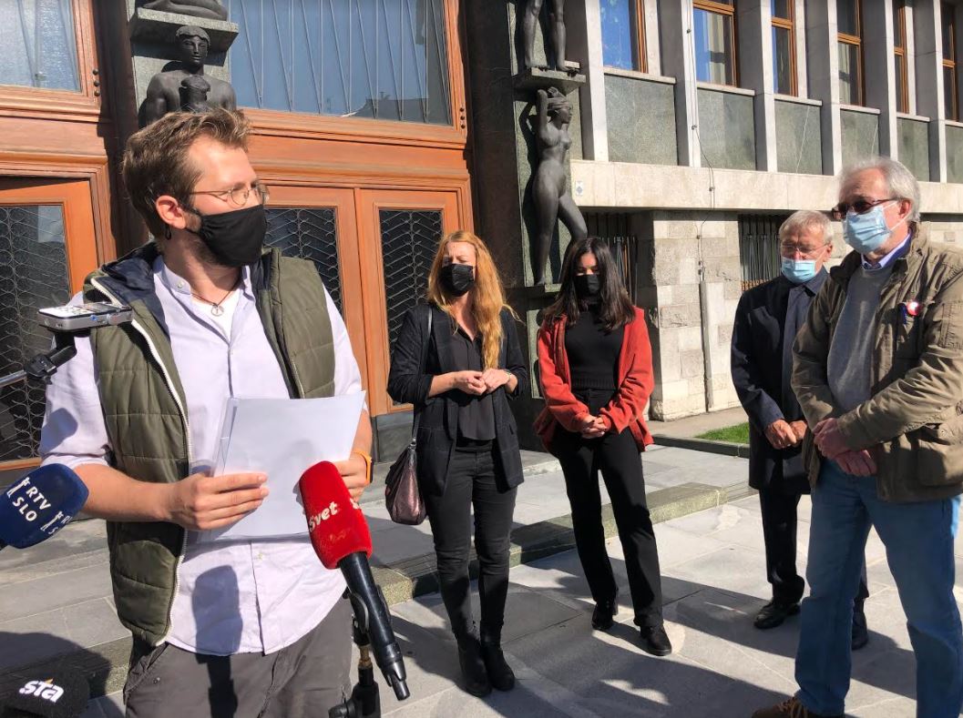 (VIDEO) Izjava za javnost protestnikov ob nastajanju Zavezništva civilne družbe in vložitvi poziva državnemu zboru za boj proti strahovladi Janeza Janše