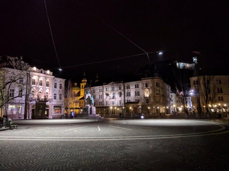 “Hora legalis” – Nasprotniki Janševe vlade omejitev gibanja/policijsko uro razumeli kot “vojno napoved” – Za danes zvečer že napovedani protesti