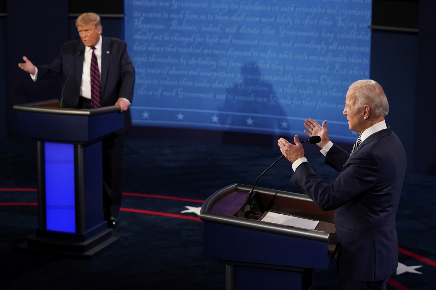 (VIDEO) Zadnje soočenje povsem drugačno od prejšnjega: Trump in Biden sta se obmetavala z obtožbami – Trump prevzel šov