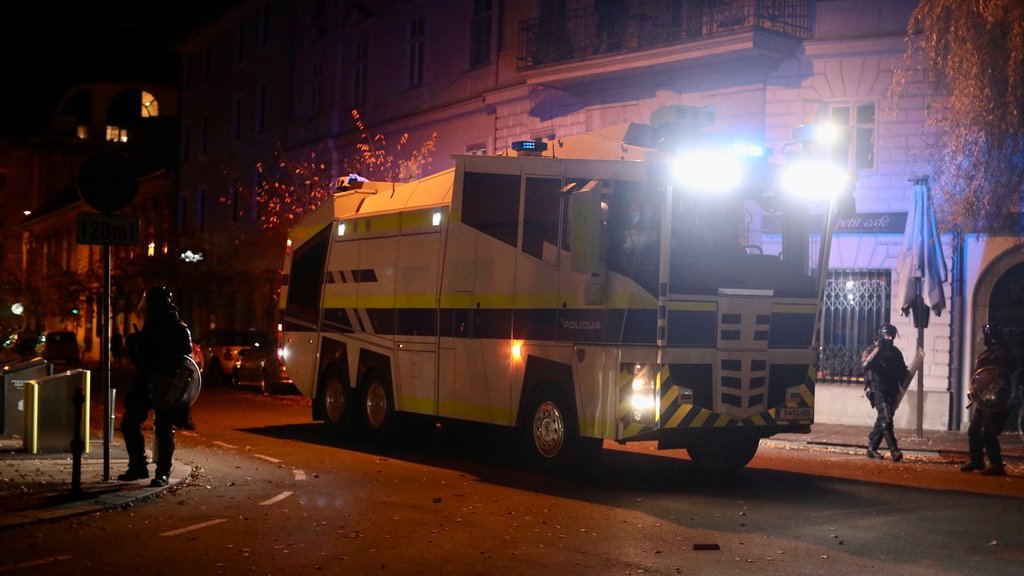 Zaradi razkritja opozoril Sove, da bi lahko na četrtkovih protestih prišlo do nasilja, kar se je kasneje potrdilo, padla kazenska ovadba – Za kršenje odloka o omejitvi gibanja na javnih krajih po novem tudi do 10.000 evrov kazni za organizatorje pa 15.000