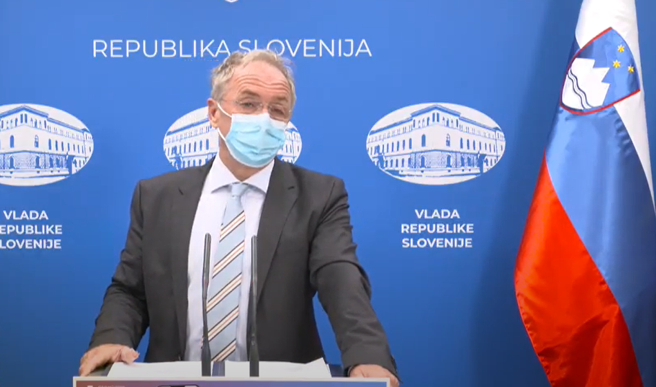 “Ne razumeš ti ministrovih najboljših namenov; na vsak način hoče ljudi prepričat, da je treba f…., otroke delat, da nas migranti ne pojedo” – Takole eden od tviterašev odgovarja Tanji Fajon, ki je poleg Aleša Zalarja zahtevala pojasnila ministra Aleša Hojsa, zakaj je za poroko v lockdownu potrebno soglasje ministra