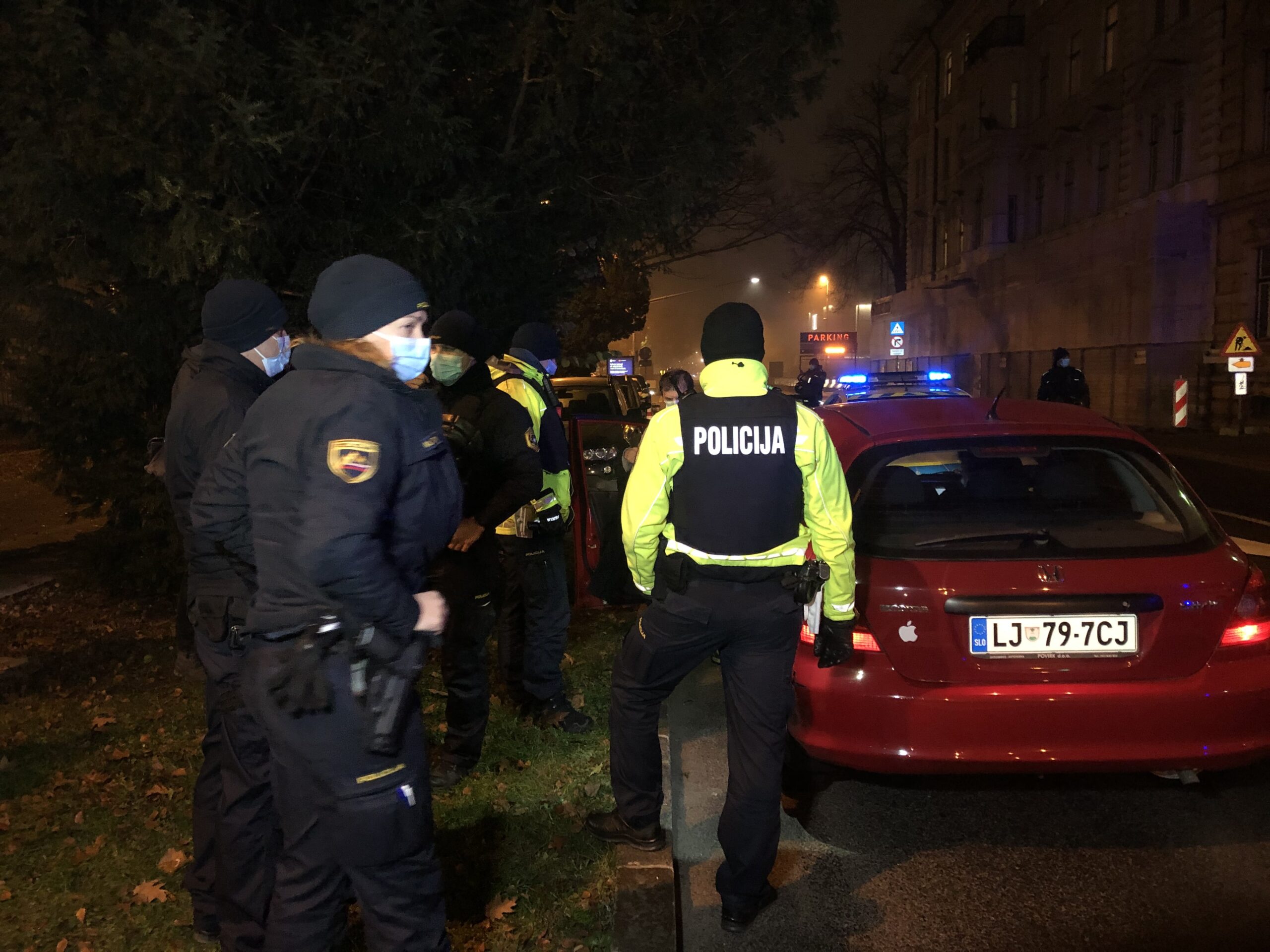 (VIDEO) “Nehajte zganjati represijo”, je Jaša Jenull vpil na policiste – Kako so bili videti protesti iz avtomobila Jaše Jenulla in kako v živo na ulicah Ljubljane