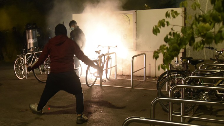 (VIDEO) Vse več novih posnetkov četrtkovih nasilnih protestov v Ljubljani, ki razkrivajo, da je šlo za sistematične in ciljane napade na posamezne medije, med katerimi je bil tarča napada tudi Topnews.si in Top TV –  Novi posnetki in fotografije bodo vsekakor olajšali indentifikacijo napadalcev