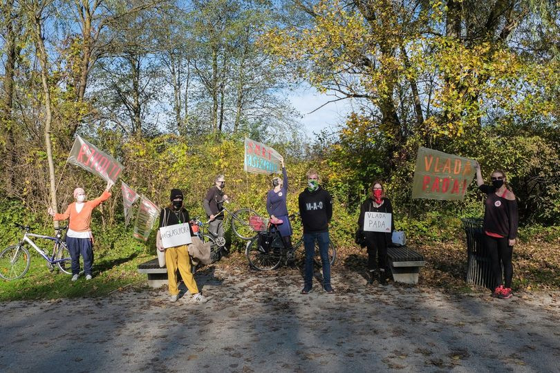 (VIDEO) Protestna ljudska skupščina po Poti spominov in tovarištva – Posamične protestne akcije namesto petkovih protestov potekajo v “ilegali”