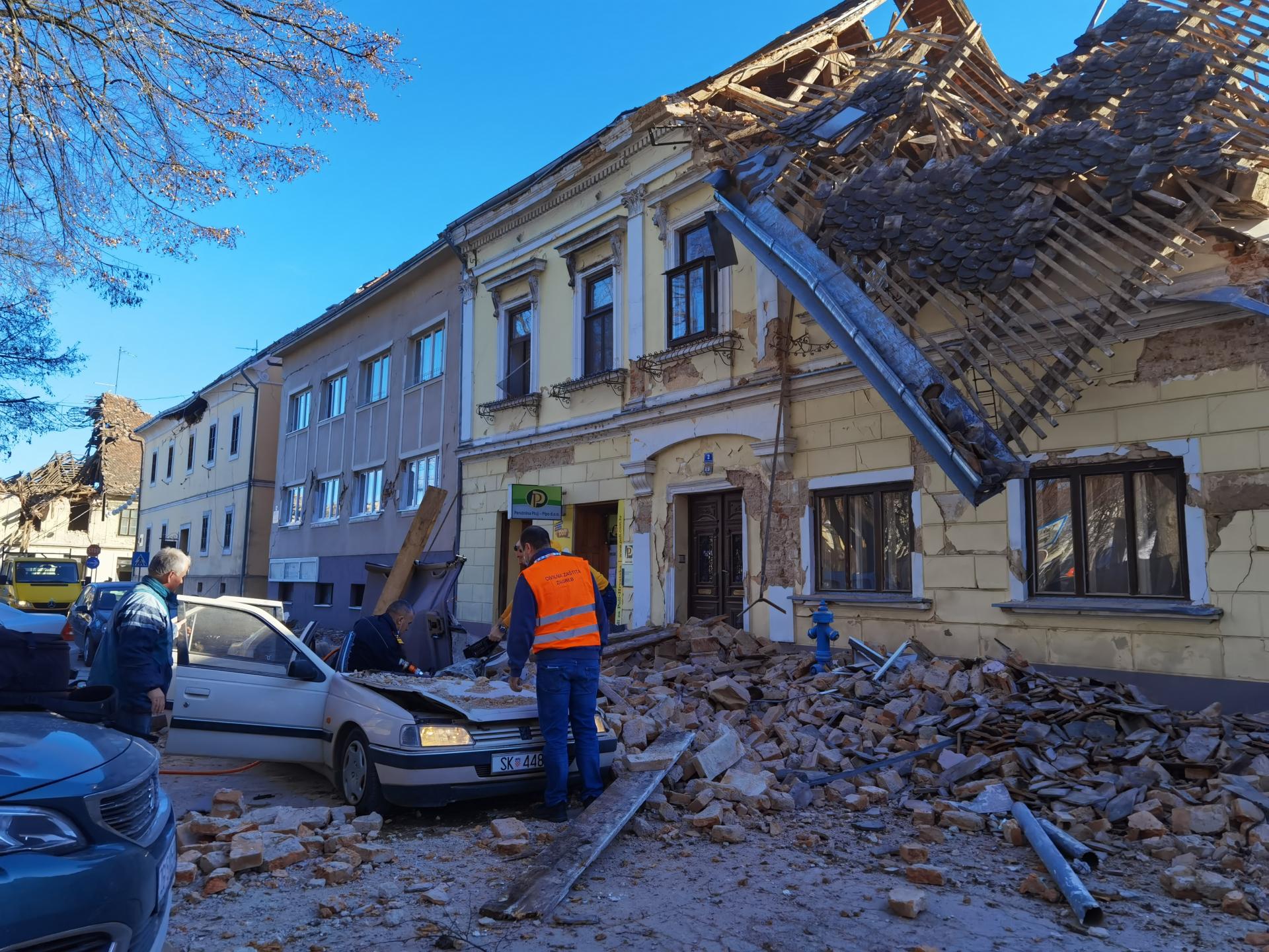 Močan potres z močjo 6,3 po Richterju je prizadel Petrinjo, prizori so dramatični, umrl je tudi en otrok, materialna škoda je velika