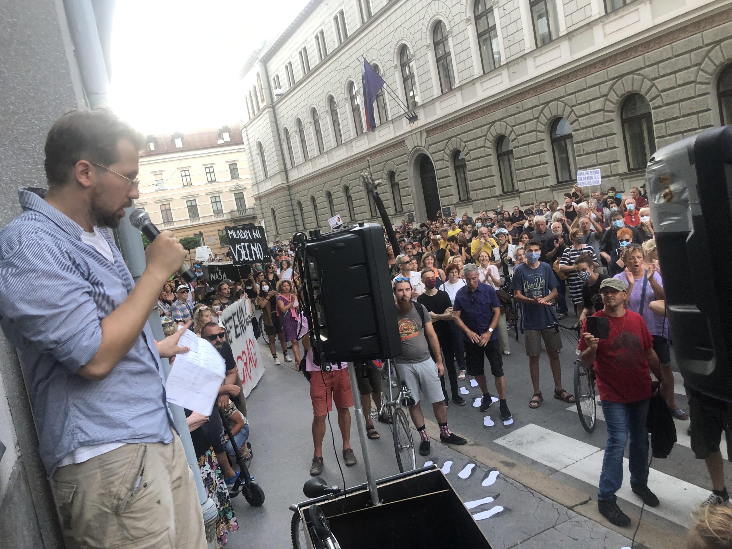 (VIDEO) Lažnivci, lažnivci…, poslušate enega človeka z 20 ljudmi. Vsi ste neumni” – Incident na včerajšnji tiskovni konferenci protestniškega gibanja, kjer je eden od naključnih mimoidočih zmerjal novinarje z lažnivci