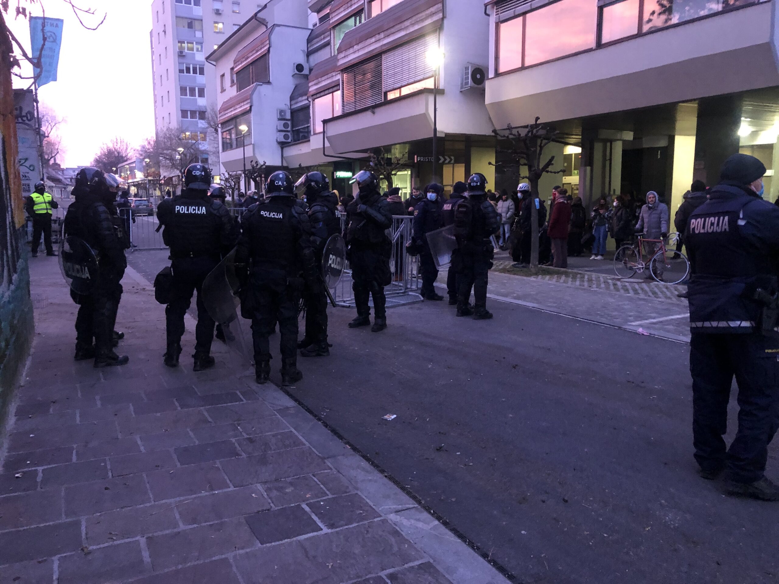 (V ŽIVO) Protestni shod pred Rogom zaradi deložacij in pričetka rušenja Roga