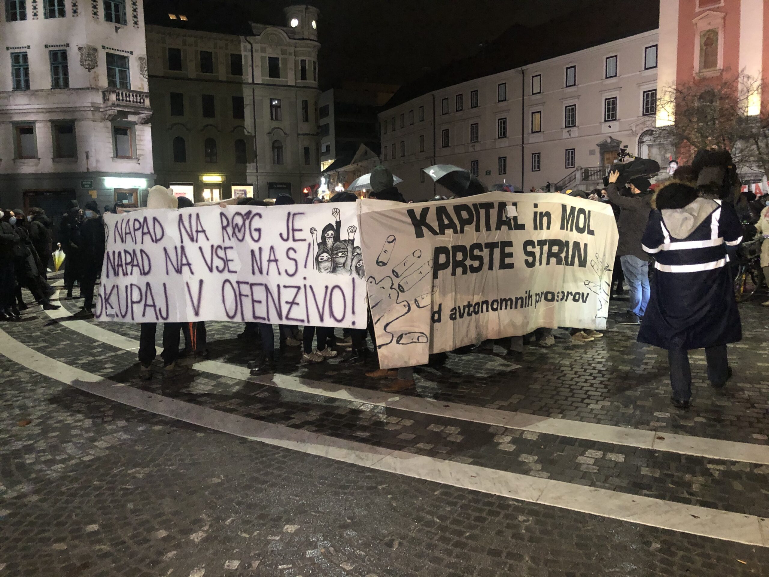 (V ŽIVO) Protesti v središču Ljubljane zaradi izselitve ROG-a -“Bližnje srečanje” med protestniki in policijo, ki jih je solzivcem ustavila Trubarjevi