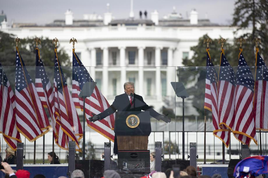 Trump je zbranim pristašem sporočil, da nikoli ne bo priznal poraza – Protestniki vdrli v kongres