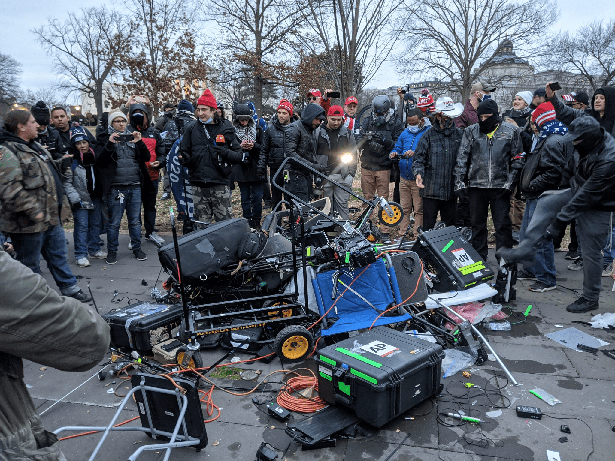 (VIDEO) Poskus državnega udara s strani Trumpovih podpornikov v ZDA propadel – V nasilju umrli štirje ljudje – Protestniki so obračunali tudi s “sovražniki ljudstva” medijskimi ekipami