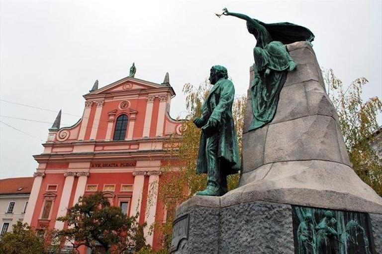 (V ŽIVO) Slovenski kulturni praznik Prešernov dan: Polaganje vencev, napovedane tudi demonstracije