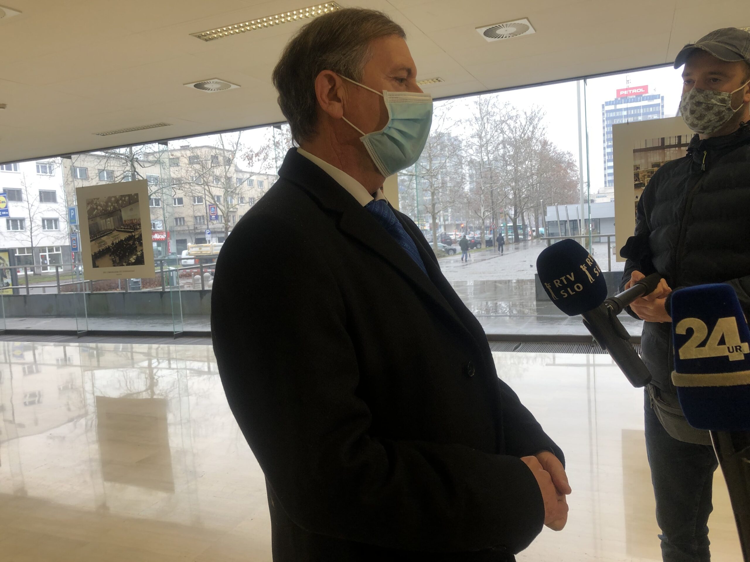 (V ŽIVO) Karl Erjavec: “Poslanec Robert Polnar je eden od žarišč dezinformacij” – Podpora poslancev DeSUS-a bo dana ne glede na špekulacije, ki krožijo v javnosti