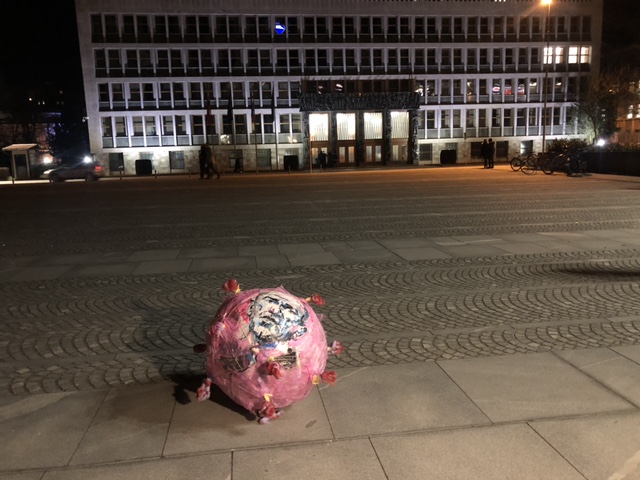 Protestniki pred parlamentom brcali žogo v obliki koronavirusa s podobo Janeza Janše – Na protestih tudi Reper Zlatko in Jaša Jenull, ki je prebral imena poslancev SMC-ja in DeSUS-a, “imen, ki si jih bomo dobro zapomnili”