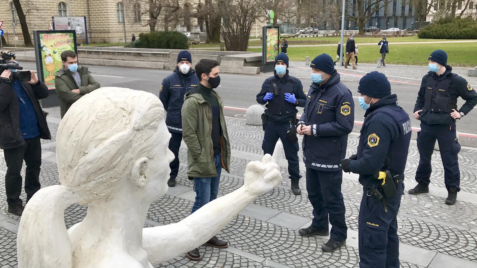 Mladi forum SD-ja na Trgu republike simbolično “pokazal sredinec” vladajoči politiki