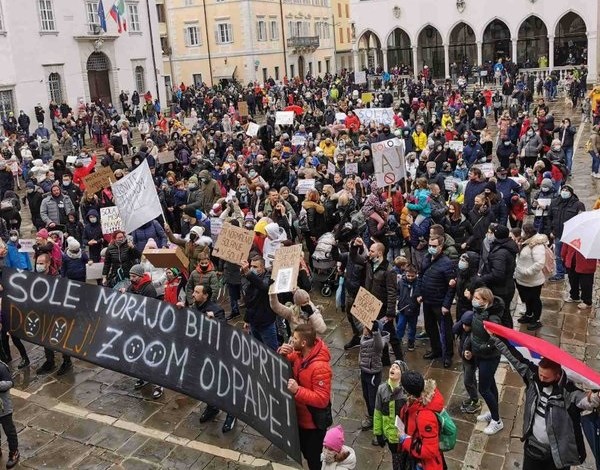 (VIDEO) Bo ministrica Simona Kustec odstopila še pred interpelacijo?  – Vse več zahtev po odstopu ministrice za šolstvo Simone Kustec