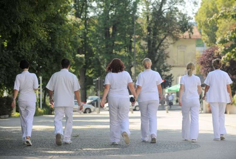 Pandemija korone je močneje prizadela ženske kot moške