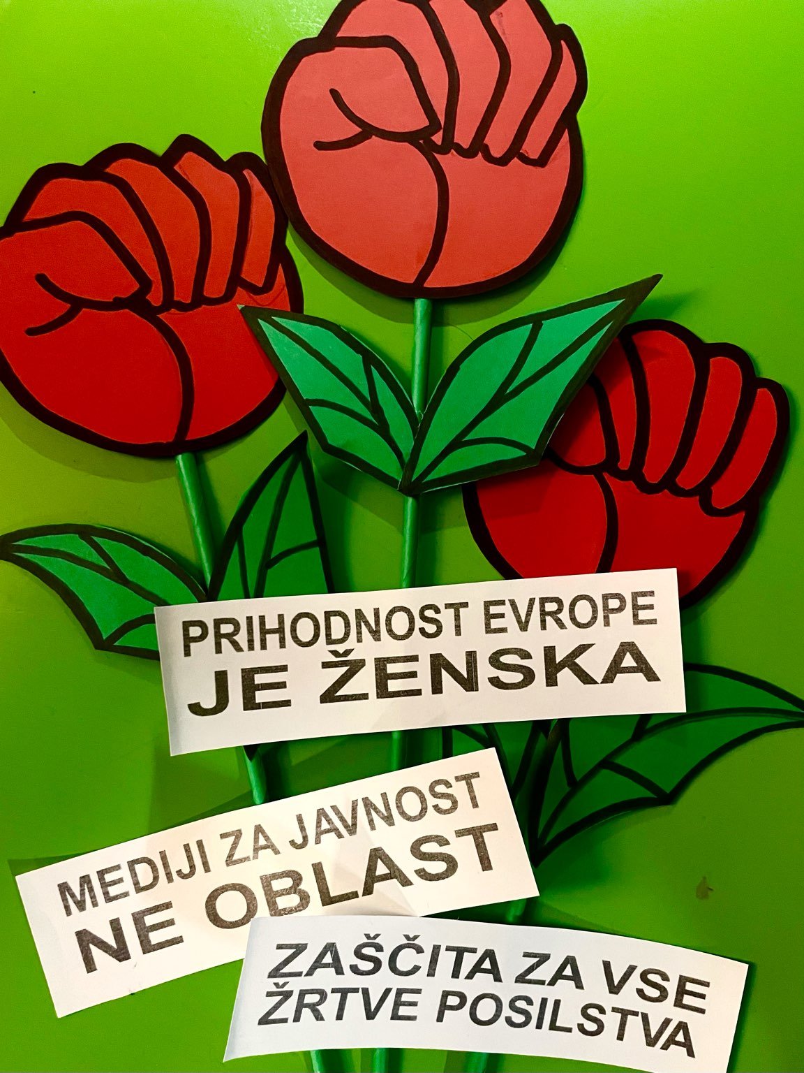 (V ŽIVO)Protestna ljudska skupščina napovedala tiskovno konferenco “Kdaj pa me pridemo na vrsto? Slovenski center PEN in Ženski odbor Mira na vlado RS, državni zbor, državljanke in državljane naslovil poziv Osem zahtev za osmi marec