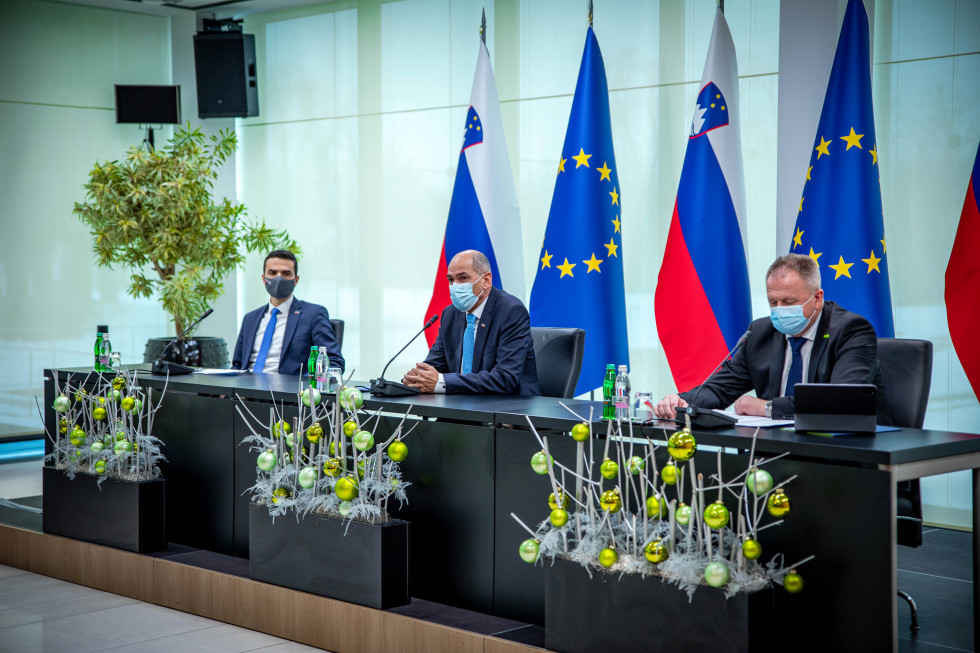 (V ŽIVO) Ob prvi obletnici vlade Janez Janša med dosežki omenil tudi zakon o demografskem skladu, ki  prinaša “razgradnje mrež, ki na negativen način vplivajo na procese v slovenski ekonomiji in družbi”