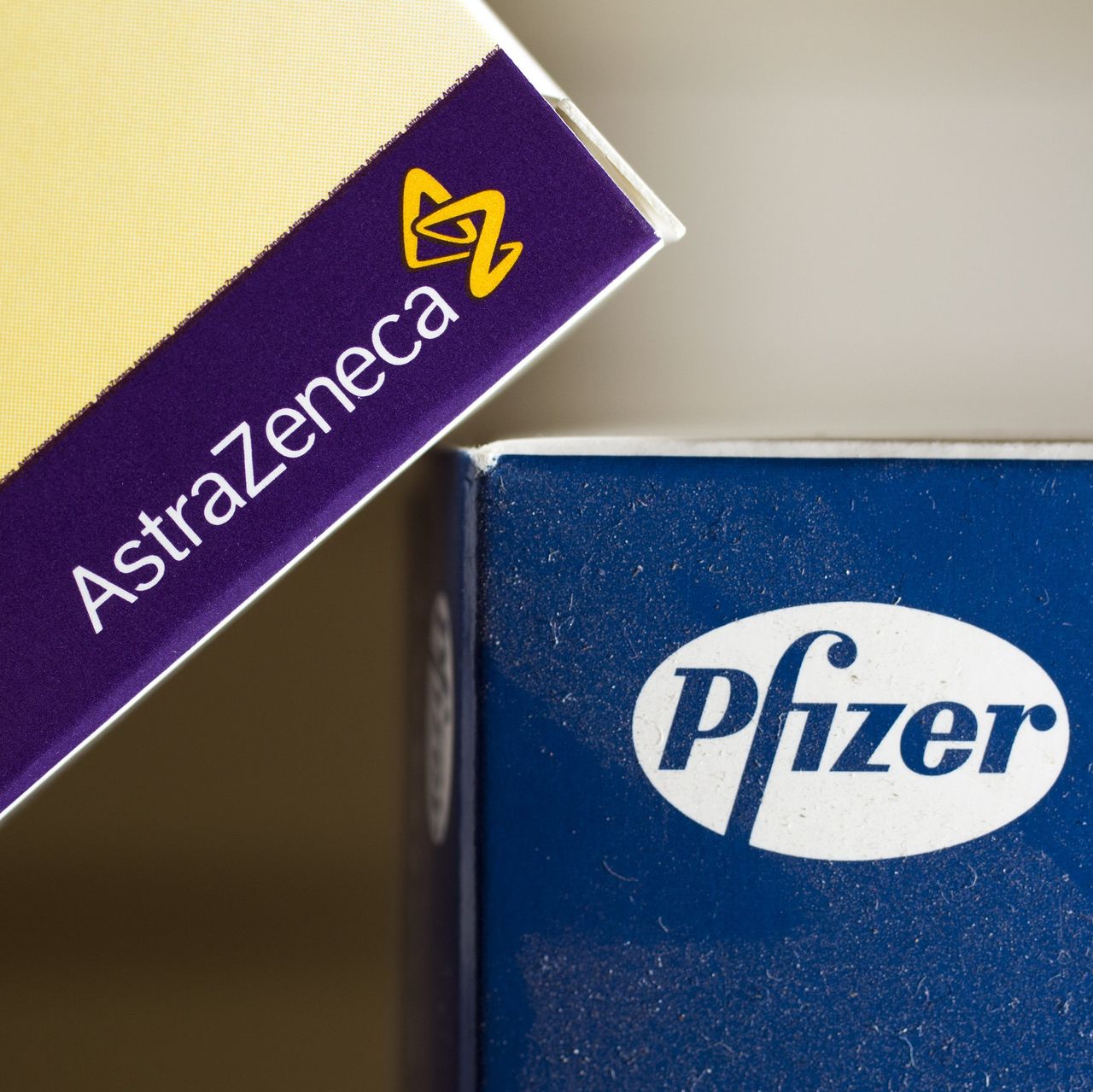 Študija: Dva odmerka cepiva Pfizer/BioNTech ali Oxford/AstraZeneca ščitita podobno kot prebolel covid-19