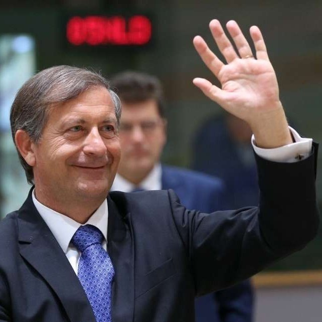 Zakaj se je Karl Erjavec zaposlil ravno v Iskratelu in kdo je Željko Puljić, direktor, ki mu bo svetoval Karl Erjavec