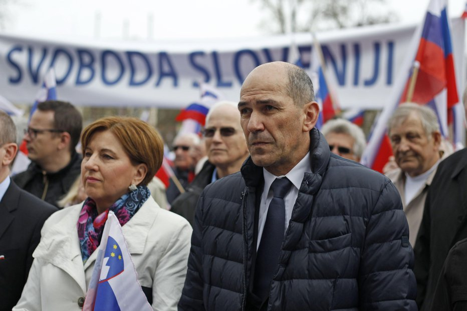 Spopad med Ljudmilo Novak in Janezom Janšo preko Twitterja je zadnji v dolgi kronologiji sporov – Janša je  Novakovi očital njeno plačo in izrazil pričakovanje, “da bo delala v korist Slovenije in ne zgolj zgago”