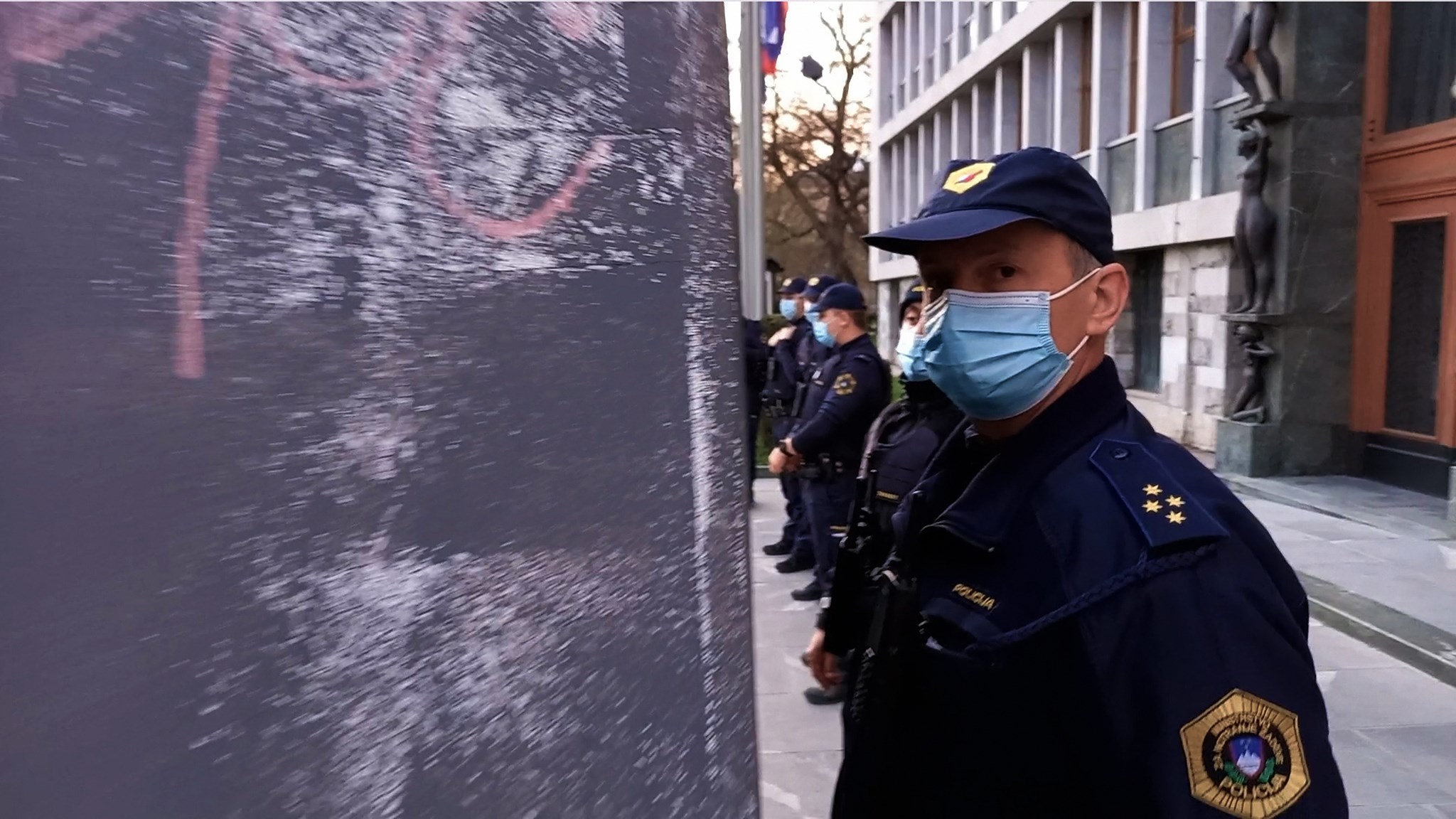 (VIDEO) Protestniki na Trgu republike postavili veliko granitno kocko – Medijski dogodek so imenovali “odkritje spomenika vladi v odhajanju”